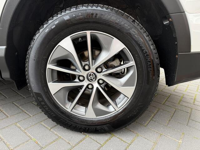 Toyota RAV4 2.5 Hybrid AWD 4x4 Dynamic | 1650kg Trekgewicht geremd | Automaat | Trekhaak | Camera | NL-Auto |