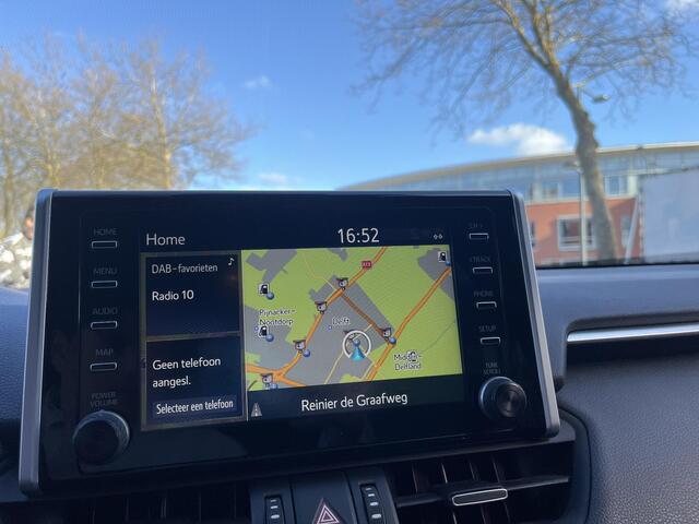 Toyota RAV4 2.5 Hybrid AWD Bi-Tone | 1650 KG trekgewicht | Trekhaak | Parkeersensoren | Apple Carplay & AndroidAUTO | Adapt.Cruise Control |