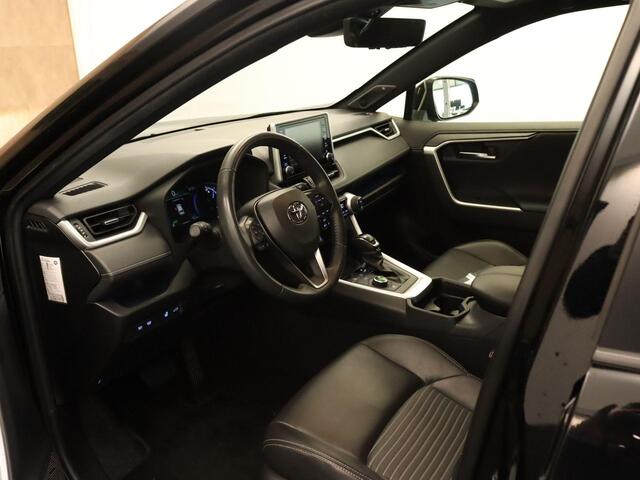 Toyota RAV4 2.5 Hybrid AWD Black Edition - ELEKTRISCHE ACHTERKLEP - KEYLESS ENTRY/START - VOORRUITVERWARMING - STOEL/STUURVERWARMING - APPLE CARPLAY/ANDROID AUTO - CLIMATE CONTROL - ADAPTIEVE CRUISE CONTROL - AFNEEMBARE TREKHAAK (1650KG GEREMD) - 4 WIELAANDRIJVING