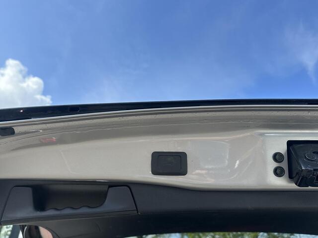 Toyota RAV4 2.5 Hybrid AWD Bi-Tone | STUUR + STOEL VERWARMING | KEYLESS | ACHTERUITRIJ CAMERA | ADAP. CRUISE | ELEK. STOELEN | TREKHAAK | 46K KM ! | 12 MND BOVAG GARANTIE |