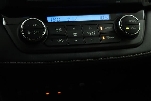 Toyota RAV4 2.5 Hybrid AWD Style | 1650kg trekgewicht | Keyless Entry | Camera | Navigatie | Electrische Achterklep | Trekhaak |