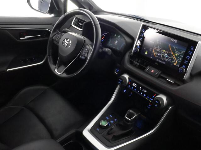 Toyota RAV4 2.5 Plug-in Hybrid AWD Bi-Tone Plus | 1500 KG trekgewicht | JBL Audio | Stoelverwarming & ventilatie | Memory Seats | Navigatie