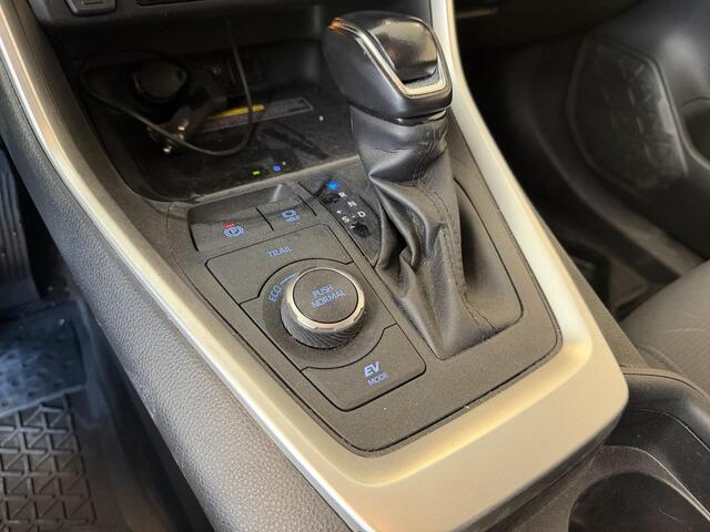 Toyota RAV4 2.5 HYBRID 4WD DYNAMIC PACK GARANTIE TOT 05-2031! SLECHTS 39.000 KM! 1650 KG TREKGEWICHT. STUUR & STOELVERWARMING . NAVIGATIE .PDC V & A .