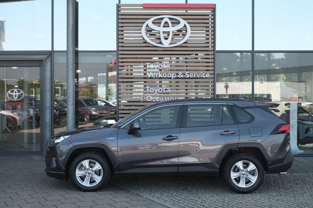 Toyota RAV4 2.5 Hybrid Active Automaat | Apple Carplay / Android auto | Achteruitrij camera | Stoel verwarming | 17" lichtmetalen velgen | 7 inch digitaal instrumentenpaneel | Parkeerhulpcamera achter met breedbe