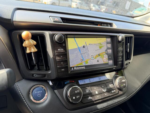 Toyota RAV4 2.5 HYBRID AWD DYNAMIC GARANTIE 4-2029! TREKHAAK . PARKEERSENSOREN VOOR & ACHTER . STOEL/STUUR VERWARMING .