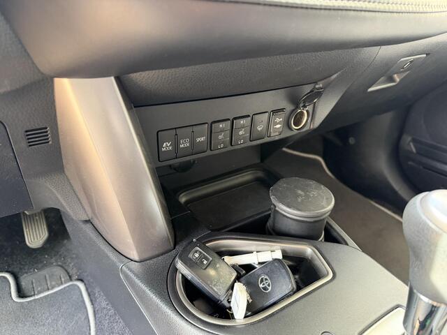 Toyota RAV4 2.5 HYBRID AWD DYNAMIC GARANTIE 4-2029! TREKHAAK . PARKEERSENSOREN VOOR & ACHTER . STOEL/STUUR VERWARMING .