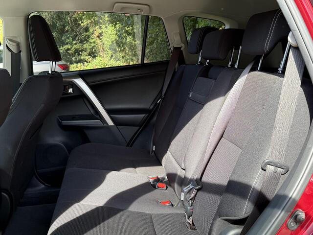 Toyota RAV4 2.5 HYBRID AWD DYNAMIC GARANTIE 4-2029! TREKHAAK . PARKEERSENSOREN VOOR & ACHTER . STOEL/STUUR VERWARMING .