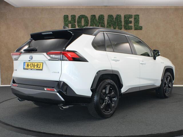Toyota RAV4 2.5 Hybrid Style - AFNEEMBARE TREKGEWICHT - TREKGEWICHT 800 KG - 4 SEIZOENENBANDEN - ELEKTRISCHE ACHTERKLEP - ELEKTRISCHE BESTUURDERSSTOEL - VOORSTOELEN VERWARMD - CLIMATE CONTROL - CAMERA - DRAADLOZE TELEFOONLADER - APPLE CARPLAY/ ANDROID AUTO - PARKEERSENSOREN VOOR EN ACHTER - TWO TONE LAK - KEYLESS ENTRY/ START - KIWA ALARMSYSTEEM - ONDERHOUDSHISTORIE AANWEZIG