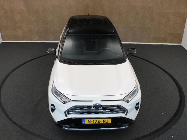 Toyota RAV4 2.5 Hybrid Style - AFNEEMBARE TREKGEWICHT - TREKGEWICHT 800 KG - 4 SEIZOENENBANDEN - ELEKTRISCHE ACHTERKLEP - ELEKTRISCHE BESTUURDERSSTOEL - VOORSTOELEN VERWARMD - CLIMATE CONTROL - CAMERA - DRAADLOZE TELEFOONLADER - APPLE CARPLAY/ ANDROID AUTO - PARKEERSENSOREN VOOR EN ACHTER - TWO TONE LAK - KEYLESS ENTRY/ START - KIWA ALARMSYSTEEM - ONDERHOUDSHISTORIE AANWEZIG