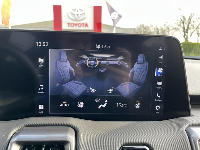 Toyota URBAN CRUISER Dynamic 61 kWh | Land Breeze Green | Demo