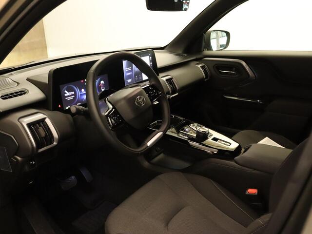 Toyota URBAN CRUISER Dynamic 61 kWh DEMO AUTO - NIEUW MODEL - ORIGINEEL NEDERLANDSE AUTO - 3 FASE - PARKEERSENSOREN VOOR/ ACHTER - NAVIGATIE - DODEHOEK -DETECTIE - KEYLESS ENTRY/ START - 18 INCH WIELEN - CAMERA - CLIMATE CONTROL - VOORSTOELEN VERWARMD - STUUR VERWARMD
