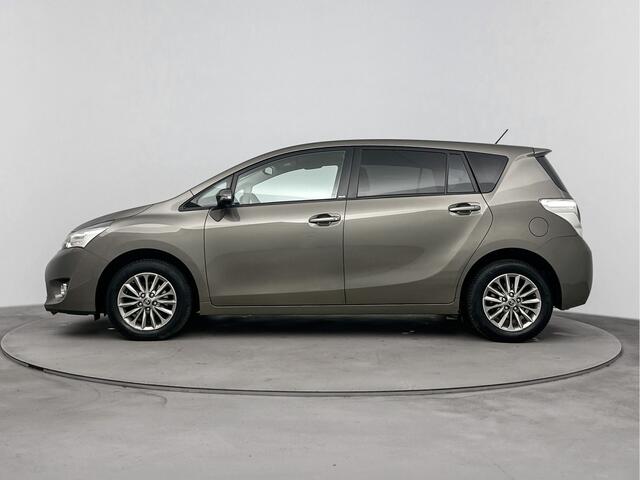 Toyota VERSO 1.8 VVT-i Dynamic | Navigatie | Parkeercamera | Stoelverwarming |