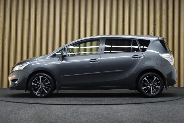 Toyota VERSO 1.8 VVT-i SkyView Edition | Panoramadak | Cruise-control | Stoelverwarming | Camera | Clima | Navigatie | LM Velgen | Dealer Onderhouden!