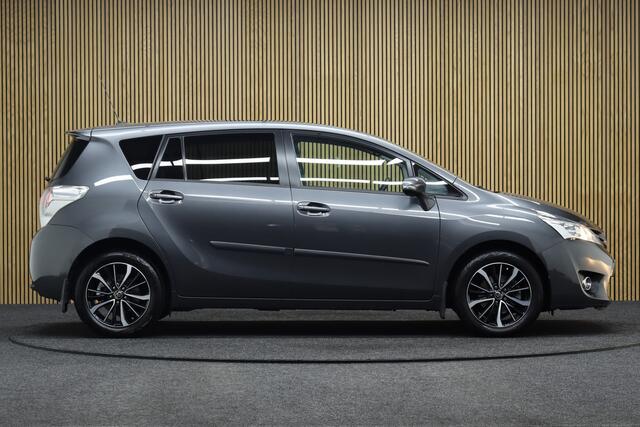 Toyota VERSO 1.8 VVT-i SkyView Edition | Panoramadak | Cruise-control | Stoelverwarming | Camera | Clima | Navigatie | LM Velgen | Dealer Onderhouden!