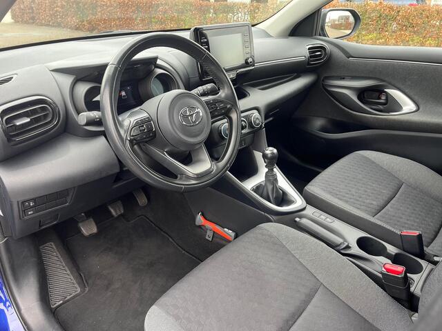 Toyota YARIS 1.5 VVT-i Business Plus | Adap. Cruise Control | NAVI | Carplay | Achteruitrijcamera | Digitaal Display | All-seasonbanden