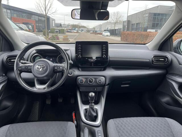 Toyota YARIS 1.5 VVT-i Business Plus | Adap. Cruise Control | NAVI | Carplay | Achteruitrijcamera | Digitaal Display | All-seasonbanden