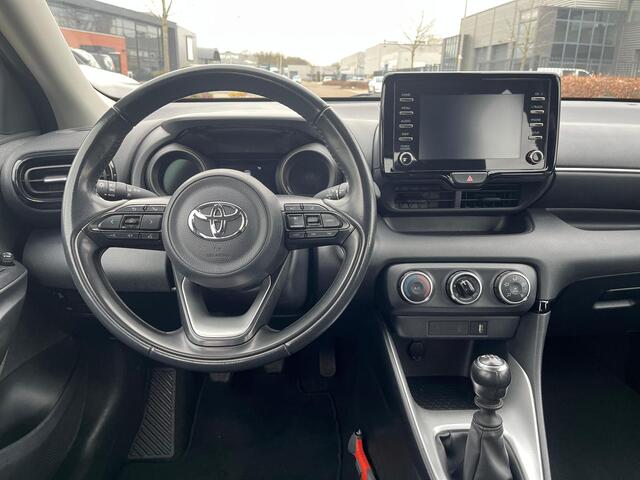 Toyota YARIS 1.5 VVT-i Business Plus | Adap. Cruise Control | NAVI | Carplay | Achteruitrijcamera | Digitaal Display | All-seasonbanden