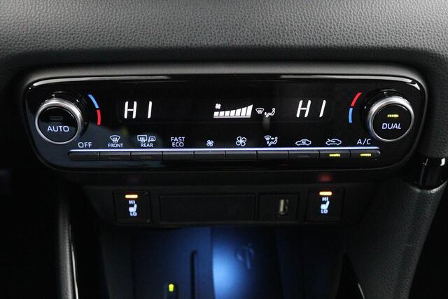 Toyota YARIS 1.5 Hybrid Launch Edition | Bi-tone | Headup display | Stoelverwarming | Parkeersensoren |