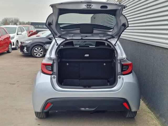Toyota YARIS 1.5 Hybrid 115 First Edition Navigatie, Smart Key, Achteruitrijcamera, Privacy glass, LMV, Adaptieve cruise control, Climate control, BTW-Auto