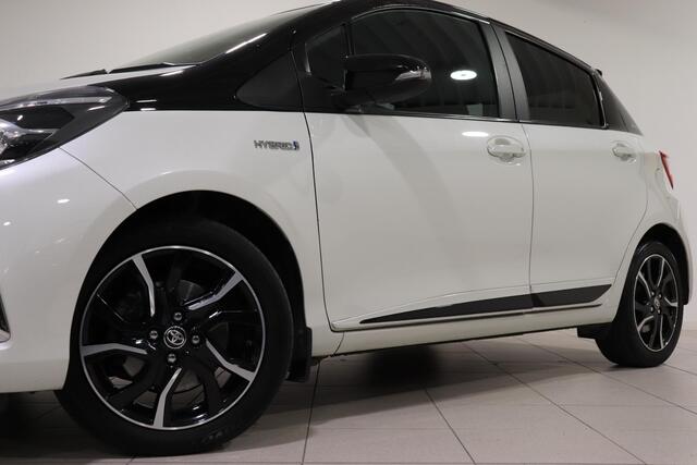 Toyota YARIS 1.5 Hybrid Bi-Tone Navi, Sensoren voor en achter, Parkeercamera, 16" inch lichtmetalen velgen!