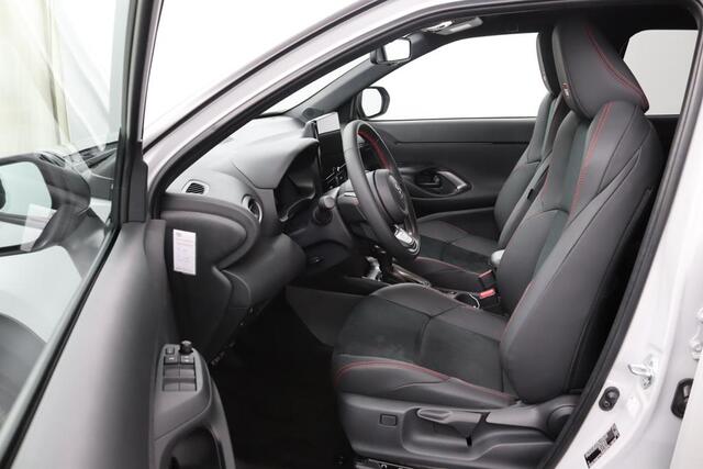 Toyota YARIS Cross 1.5 Hybrid 130 GR Sport | Origineel NL GR-Sport | Lederen Bekleding met Rode GR Stiksels | Grootscherm Navigatie |