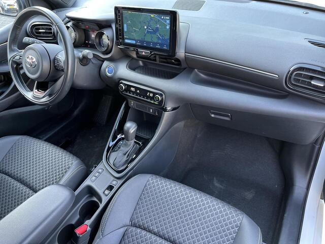 Toyota YARIS 1.5 Hybrid Executive | Navigatie | Parkeercamera | 17 inch LM-velgen | Stof / lederen bekleding |