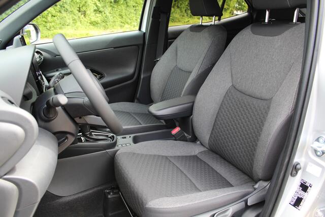 Toyota YARIS Cross 1.5 Hybrid 115 Dynamic + Comfort pack | Rijklaar | Nieuw uit vooraad | Blind Spot | Apple/Android | Stoel-/stuurverw. | Navi | LED | Parksens. v+a