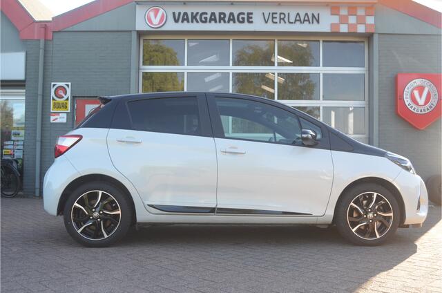 Toyota YARIS 1.5 VVT-i Dynamic pano, two-tone, boekjes,als nieuw! 16 inch velgen, camera, cruisecontrol, enz.. zie foto's 12 MND. GARANTIE