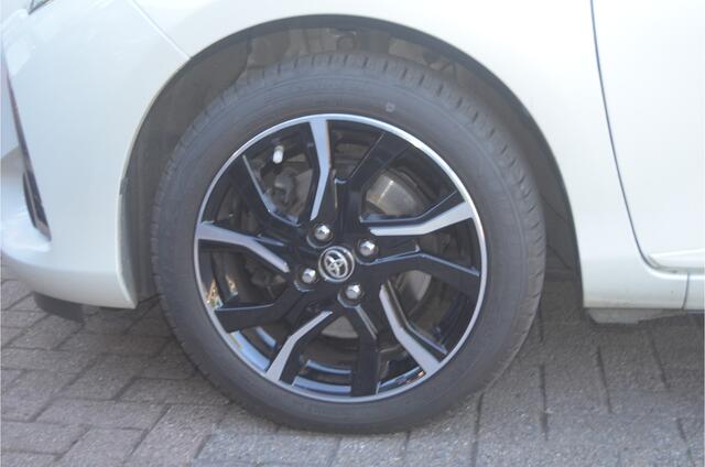 Toyota YARIS 1.5 VVT-i Dynamic pano, two-tone, boekjes,als nieuw! 16 inch velgen, camera, cruisecontrol, enz.. zie foto's 12 MND. GARANTIE