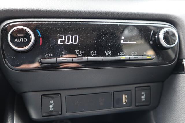 Toyota YARIS 1.5 VVT-i Dynamic Trekhaak/Head-up/Stuur/Stoelverwarming