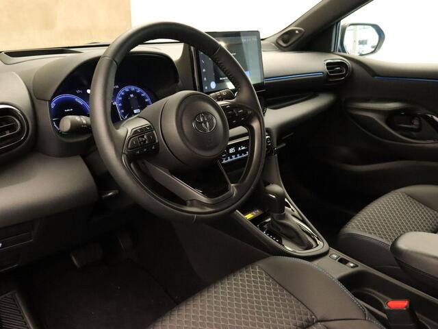 Toyota YARIS 1.5 Hybrid 130 Launch Edition - ORIGINEEL NEDERLANDSE AUTO - NAVIGATIE - PANORAMADAK - 17 INCH LICHT METALEN VELGEN - HEAD UP DISPLAY - JBL AUDIO - TWO TONE LAK - STOELEN/ STUUR VERWARMD