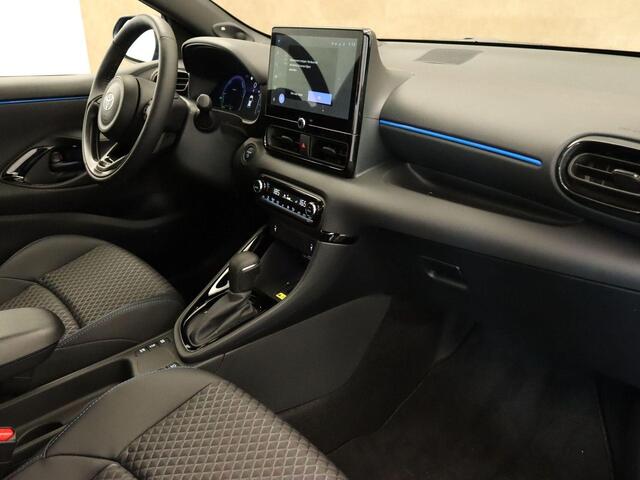 Toyota YARIS 1.5 Hybrid 130 Launch Edition - ORIGINEEL NEDERLANDSE AUTO - NAVIGATIE - PANORAMADAK - 17 INCH LICHT METALEN VELGEN - HEAD UP DISPLAY - JBL AUDIO - TWO TONE LAK - STOELEN/ STUUR VERWARMD