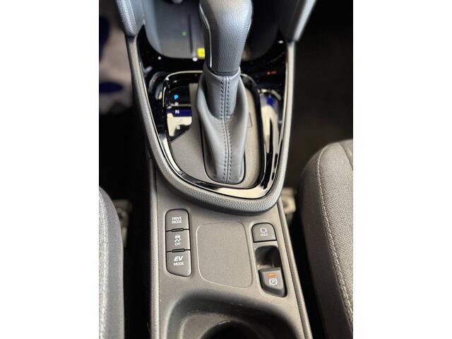 Toyota YARIS Cross Hybrid - BOMVOL - 2025 model met het GROOTSTE SCHERM !