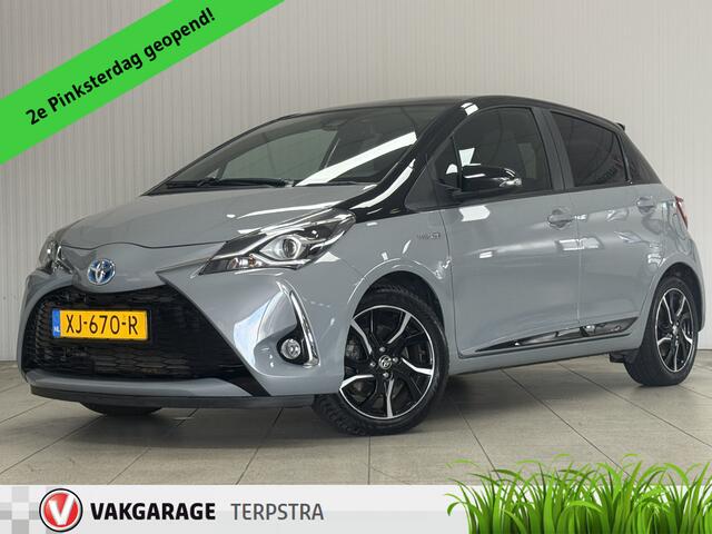 Toyota YARIS 1.5 Hybrid Bi-Tone Plus/ Automaat/ Zwarte-Hemel/ Panorama-Dak/ Camera/ 16'' LMV/ Lane-Assist./ Keyless/ Navi/ Clima/ Cruise/ Bluetooth/ Multi. LEDER. Stuur/ Mistl./ Extra getint glas.