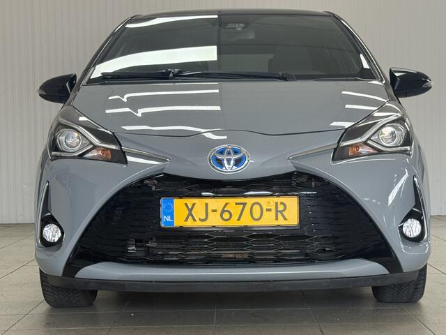 Toyota YARIS 1.5 Hybrid Bi-Tone Plus/ Automaat/ Zwarte-Hemel/ Panorama-Dak/ Camera/ 16'' LMV/ Lane-Assist./ Keyless/ Navi/ Clima/ Cruise/ Bluetooth/ Multi. LEDER. Stuur/ Mistl./ Extra getint glas.