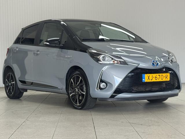 Toyota YARIS 1.5 Hybrid Bi-Tone Plus/ Automaat/ Zwarte-Hemel/ Panorama-Dak/ Camera/ 16'' LMV/ Lane-Assist./ Keyless/ Navi/ Clima/ Cruise/ Bluetooth/ Multi. LEDER. Stuur/ Mistl./ Extra getint glas.