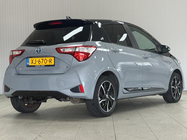 Toyota YARIS 1.5 Hybrid Bi-Tone Plus/ Automaat/ Zwarte-Hemel/ Panorama-Dak/ Camera/ 16'' LMV/ Lane-Assist./ Keyless/ Navi/ Clima/ Cruise/ Bluetooth/ Multi. LEDER. Stuur/ Mistl./ Extra getint glas.