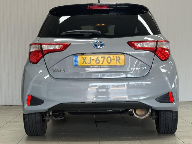 Toyota YARIS 1.5 Hybrid Bi-Tone Plus/ Automaat/ Zwarte-Hemel/ Panorama-Dak/ Camera/ 16'' LMV/ Lane-Assist./ Keyless/ Navi/ Clima/ Cruise/ Bluetooth/ Multi. LEDER. Stuur/ Mistl./ Extra getint glas.