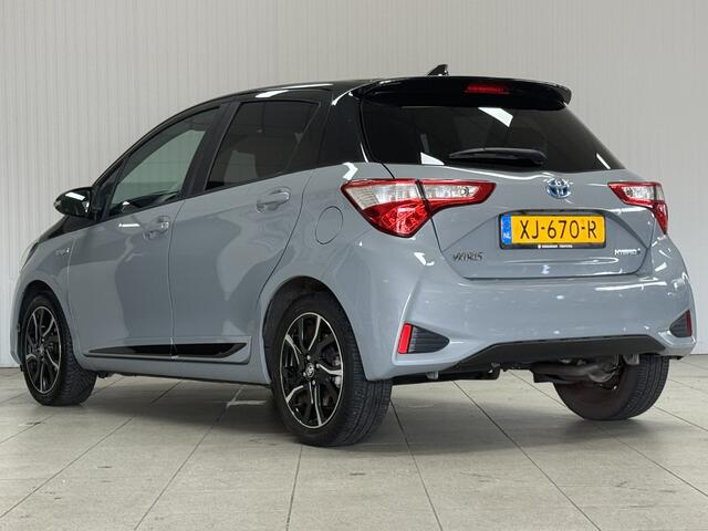 Toyota YARIS 1.5 Hybrid Bi-Tone Plus/ Automaat/ Zwarte-Hemel/ Panorama-Dak/ Camera/ 16'' LMV/ Lane-Assist./ Keyless/ Navi/ Clima/ Cruise/ Bluetooth/ Multi. LEDER. Stuur/ Mistl./ Extra getint glas.