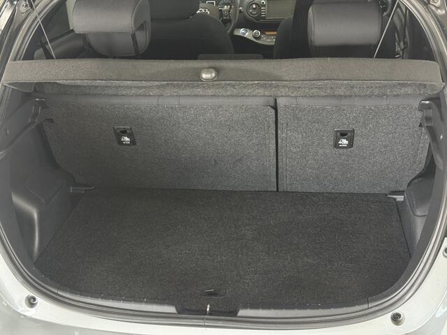 Toyota YARIS 1.5 Hybrid Bi-Tone Plus/ Automaat/ Zwarte-Hemel/ Panorama-Dak/ Camera/ 16'' LMV/ Lane-Assist./ Keyless/ Navi/ Clima/ Cruise/ Bluetooth/ Multi. LEDER. Stuur/ Mistl./ Extra getint glas.
