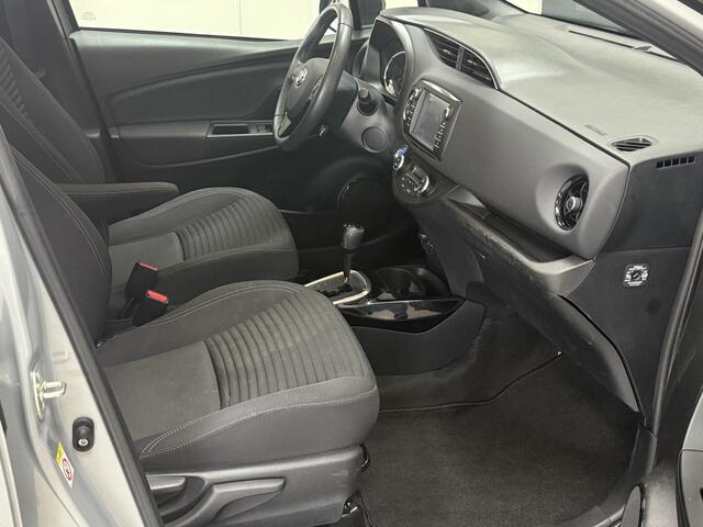 Toyota YARIS 1.5 Hybrid Bi-Tone Plus/ Automaat/ Zwarte-Hemel/ Panorama-Dak/ Camera/ 16'' LMV/ Lane-Assist./ Keyless/ Navi/ Clima/ Cruise/ Bluetooth/ Multi. LEDER. Stuur/ Mistl./ Extra getint glas.