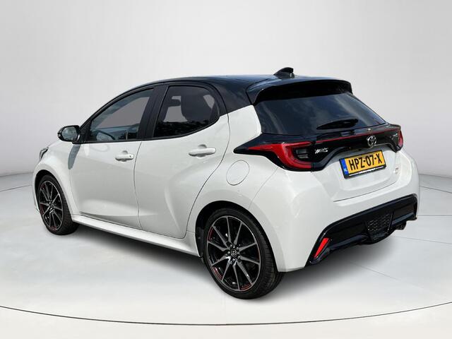 Toyota YARIS 1.5 Hybrid GR Sport | Navigatie | Sportstoelen | Stoelverwarming | 18 inch LM-velgen |