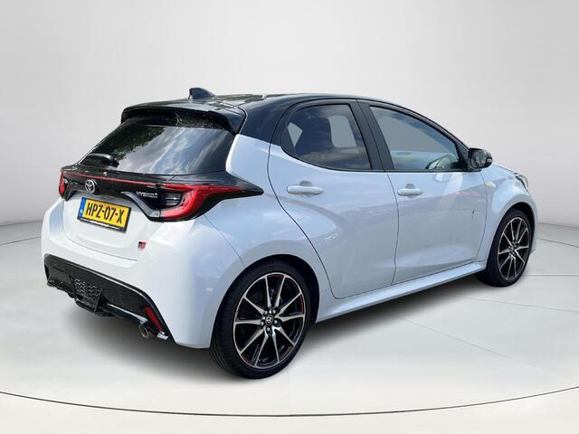 Toyota YARIS 1.5 Hybrid GR Sport | Navigatie | Sportstoelen | Stoelverwarming | 18 inch LM-velgen |