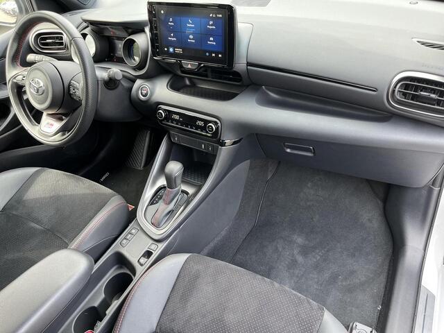 Toyota YARIS 1.5 Hybrid GR Sport | Navigatie | Sportstoelen | Stoelverwarming | 18 inch LM-velgen |