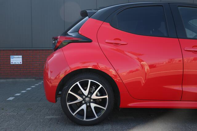 Toyota YARIS 1.5 Hybrid Launch Edition panorama | head-up | JBL | side assist |
