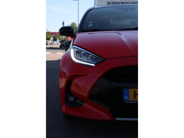 Toyota YARIS 1.5 Hybrid Launch Edition panorama | head-up | JBL | side assist |