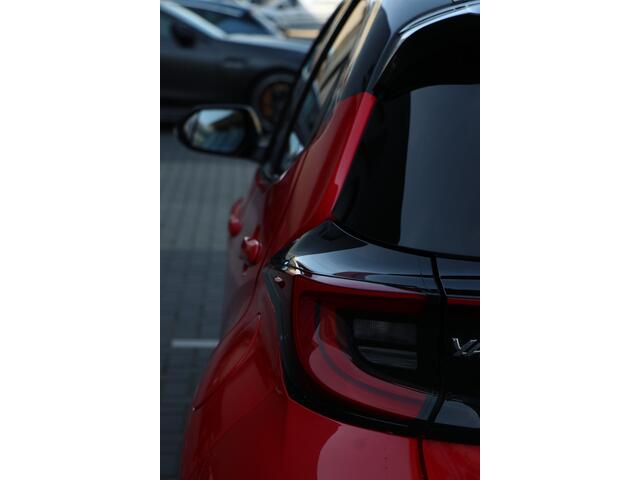 Toyota YARIS 1.5 Hybrid Launch Edition panorama | head-up | JBL | side assist |