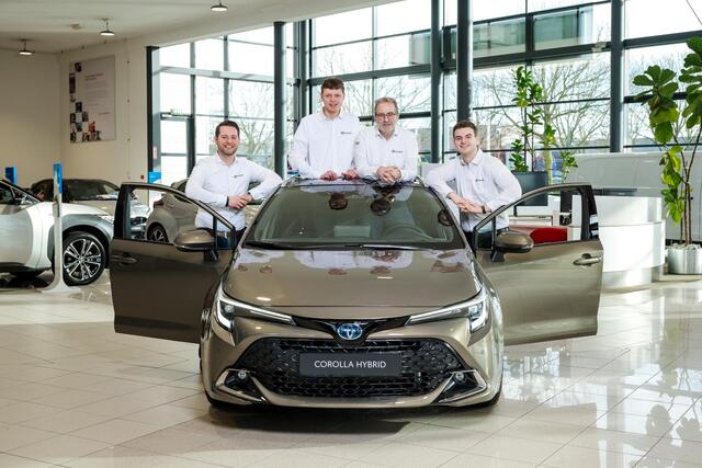 Toyota YARIS 1.5 Hybrid Bi-Tone Limited, Trekhaak, Apple Carplay / Android auto, Camera, Half Leder, Stoelverwarming!