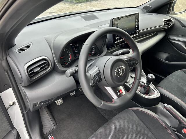 Toyota YARIS 1.6 GR Performance | AWD | Stoel-/stuurverwarming | Rijklaarprijs incl. garantie |
