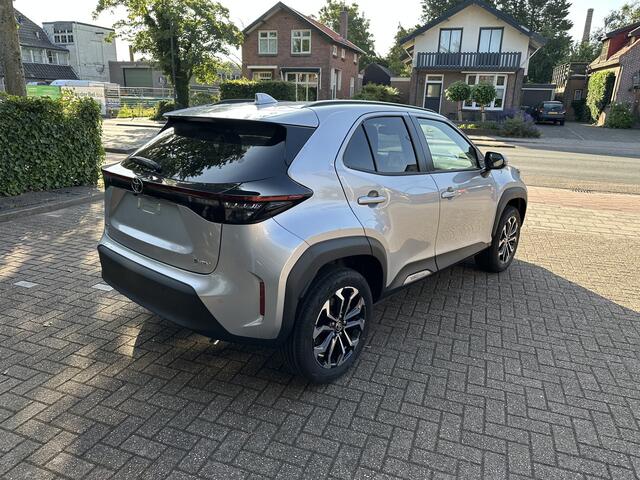 Toyota YARIS Cross 1.5 Hybrid 130pk Executive Limited dodehoekdetectie / stoelverwarming / stuurwielverwarming / parkeersensoren voor + achter / Navigatie / Apple Carplay / Android Auto / parkeercamera / Nieuwe auto / 10 jaar garantie / rijklaarprijs